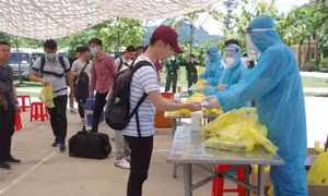 Các công dân tại khu cách ly tập trung. Ảnh: Thanh Hải - TTXVN