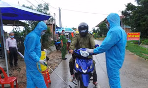 Chốt kiểm dịch để ngăn chặn dịch bạch hầu lan rộng. Ảnh: Dư Toán – TTXVN.