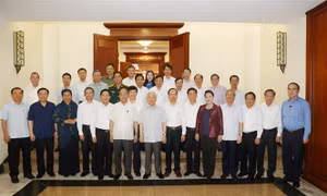 Tổng Bí thư, Chủ tịch nước Nguyễn Phú Trọng và các đồng chí Bộ Chính trị với các đồng chí Ban Thường vụ Tỉnh ủy Thanh Hóa. Ảnh : Trí Dũng - TTXVN