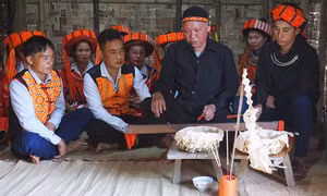 Lễ cấp sắc là sự công nhận được phép thực hiện các nghi lễ, tín ngưỡng và được làm thầy cúng của người đàn ông Pà Thẻn. Ảnh: Hoàng Tâm
