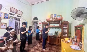 Ông Nguyễn Ngọc Ân thắp hương, kính viếng cô Mai Thị Yến. Ảnh: moet.gov.vn