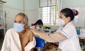Đề xuất nâng phụ cấp lên 100% cho nhân viên y tế dự phòng, y tế xã, phường