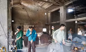 Giữ “hơi thở thủy tinh” ở làng Xối Trì