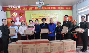 Lắp đèn năng lượng mặt trời cho hộ nghèo tại Hà Giang