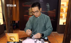 Giới thiệu sản phẩm lưu niệm độc đáo từ bộ tứ bảo vật của cố đô Huế