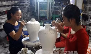 Khách ngoại chưa "mặn mà" với gốm sứ Bát Tràng