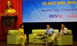 Giáo sư Ngô Bảo Châu giao lưu với các sinh viên tại Bình Định