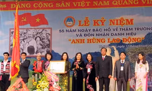 Trường Phổ thông vùng cao Việt Bắc đón nhận danh hiệu Anh hùng Lao động thời kỳ đổi mới