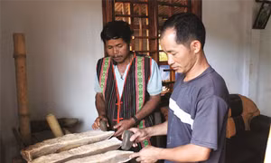 Chàng trai M'nông với niềm dam mê sưu tầm đàn đá