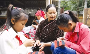 Người có công khôi phục nghề dệt lanh truyền thống