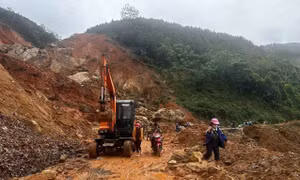 Lào Cai khắc phục sạt lở gây tắc nghẽn giao thông