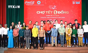 Chương trình “Chợ Tết 0 đồng” trao quà Tết cho người dân tại Long An. Ảnh: Đức Hạnh - TTXVN