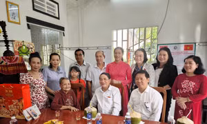 Phó Chủ tịch Quốc hội Nguyễn Đức Hải cùng đoàn công tác thăm, tặng quà, chúc Tết Mẹ Việt Nam anh hùng Lê Thị Hai. Ảnh: Huỳnh Phúc Hậu - TTXVN