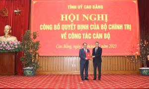 Ủy viên Bộ Chính trị, Bí thư Trung ương Đảng, Trưởng Ban Tổ chức Trung ương Lê Minh Hưng trao Quyết định cho tân Bí thư Tỉnh ủy Cao Bằng Quản Minh Cường. Ảnh: Chu Hiệu - TTXVN