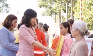 Bà Huỳnh Thị Hằng, Phó Bí thư thường trực Tỉnh ủy, Chủ tịch HĐND tỉnh Bình Phước tặng quà Tết cho hộ nghèo. Ảnh: K GỬIH - TTXVN