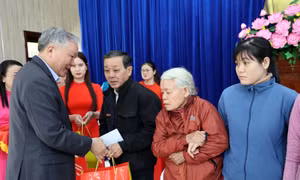 Phó Thủ tướng Thường trực Nguyễn Hòa Bình tặng quà gia đình sách, người nghèo ở Quảng Nam. Ảnh Trần Tĩnh - TTXVN