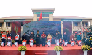 Tặng quà cho người dân trong chương trình “Xuân biên cương, hải đảo - Tết thắm tình quân dân” tại Đồn Biên phòng Vinh Hiền. Ảnh: Đỗ Trưởng - TTXVN