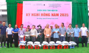 Chiến dịch tình nguyện 'Kỳ nghỉ hồng' tại vùng biên giới Tây Nam