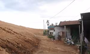 Nhà ở nằm trong hành lang an toàn giao thông cao tốc, người dân mong sớm được tái định cư