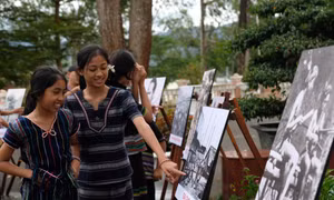 Tung tăng thổ cẩm du Xuân