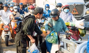 Quảng Ngãi: Tặng quà, thay dầu xe cho người dân trên Quốc lộ về quê đón Tết