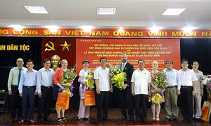 Bộ trưởng, Chủ nhiệm Giàng Seo Phử trao Kỷ niệm chương “Vì sự nghiệp phát triển các dân tộc” cho Đại sứ Ailen tại Việt Nam