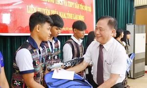 Đồng chí Chu Tuấn Thanh, Vụ trưởng Vụ Tuyên truyền tặng quà cho các em học sinh.