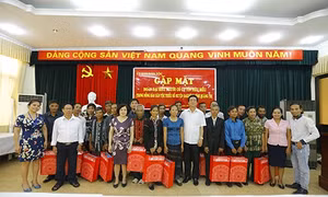 Thứ trưởng, Phó Chủ nhiệm Ủy ban Dân tộc Hoàng Xuân Lương chụp ảnh cùng Đoàn đại biểu người có uy tín huyện Đakrông.