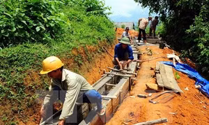 Xây dựng công trình phúc lợi xã hội ở huyện Bát Xát, Lào Cai. Ảnh: Thanh Hà/TTXVN