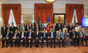 Chủ tịch Quốc hội Nguyễn Sinh Hùng thăm cán bộ, nhân viên Đại sứ quán Việt Nam tại Hoa Kỳ
