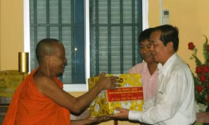 Ban chỉ đạo Tây Nam Bộ thăm, tặng quà sư sãi, gia đình chính sách Khmer