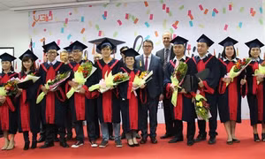 Trao bằng tốt nhiệp quốc tế cho những lứa cử nhân đầu tiên cuả trường Đại học Việt Đức