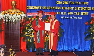 Trao danh hiệu Giáo sư danh dự trường Đại học Đà Lạt cho cựu Đại sứ Đại Hàn Dân quốc tại Việt Nam
