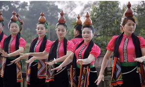 Chiếc khăn piêu thêu chỉ hồng