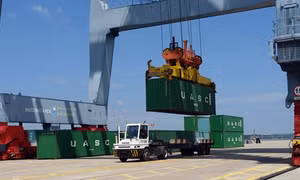 Cảng Bà Rịa-Vũng Tàu đón tàu container lớn nhất từ trước tới nay đến Việt Nam