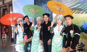 Phụ nữ bảo tồn trang phục truyền thống