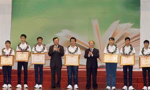Lễ Tuyên dương học sinh đoạt giải Olympic quốc tế và học sinh xuất sắc nhất kỳ thi trung học phổ thông Quốc gia năm 2015