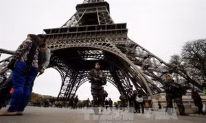 Nhiều hãng lữ hành lùi thời gian khởi hành và cắt nhiều điểm tham quan ở Pháp