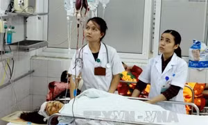 Thăm hỏi, hỗ trợ các gia đình vụ sập nhà cổ
