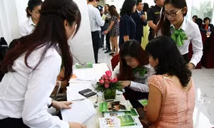 Nhiều ngân hàng trước áp lực thoái vốn