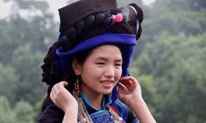 Cách làm đẹp độc đáo của phụ nữ Hà Nhì đen