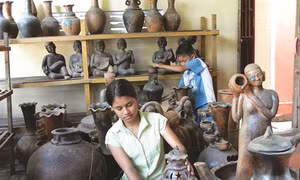 Gốm Bàu Trúc "ấm bàn tay người"