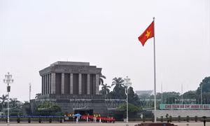 Thiêng liêng, tự hào đứng dưới lá cờ Tổ quốc