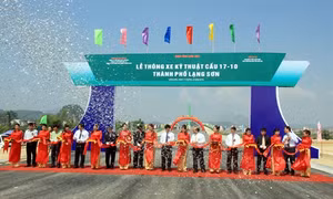 Thông xe kỹ thuật cầu 17-10 bắc qua sông Kỳ Cùng