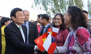 Miễn thị thực cho người Việt Nam định cư ở nước ngoài