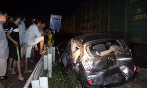 Vượt đường sắt, xe ô tô 4 chỗ bị tàu đâm nát bét