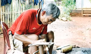 Người giữ nghề rèn truyền thống của đồng bào Mông ở Đắk Ngo