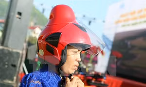 Mũ bảo hiểm phụ nữ dân tộc: Thế giới chưa có thiết kế lạ này!