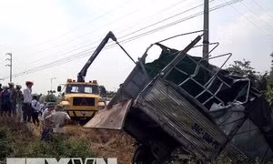 Tàu hỏa húc xe tải, tài xế văng khỏi cabin tử vong