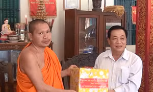 Thăm và tặng quà các chùa nhân dịp lễ Sene Dolta cổ truyền của đồng bào Khmer